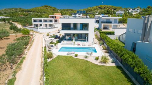 una vista aérea de una casa con piscina en Villa Sea of Dreams, en Vodice