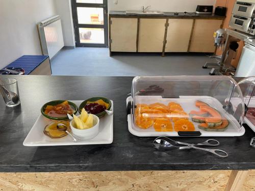 雷镇Quinta do Eco的一张桌子上放着两个盘子的食物