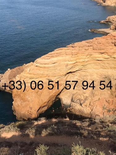 una foto di una scogliera vicino all'acqua di Appartement Vue sur mer Al Hoceima ad Al-Ḥoseyma