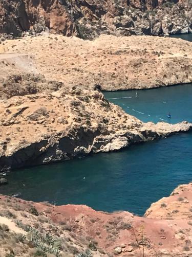 rzeka w środku kanionu w obiekcie Appartement Vue sur mer Al Hoceima w mieście Al-Husajma