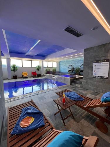 Bazén v ubytování Maghrib Hotel nebo v jeho okolí