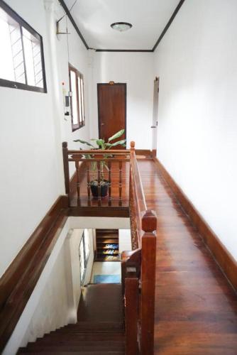 un corridoio con una scala in un edificio di Villa Visay II a Luang Prabang