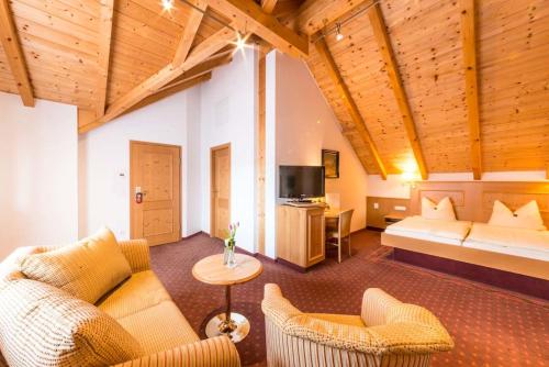 Postel nebo postele na pokoji v ubytování Metzgerei Gasthof Oberhauser - Hotel zur Post