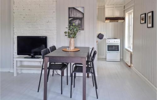 里瑟爾的住宿－Stunning Home In Risr With Kitchen，一间带桌椅和电视的用餐室