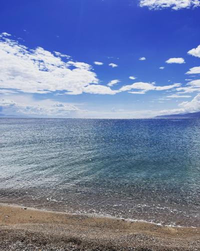 a view of the ocean from the beach at Koulouras Holiday Apartments in Nikolaíika