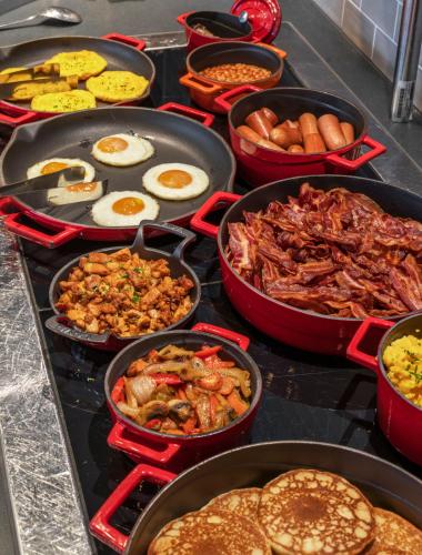 un montón de sartenes de comida en una estufa en Thon Partner Hotel Andrikken, en Andenes