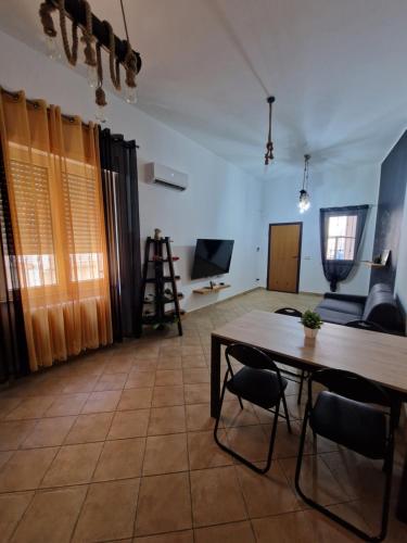 een woonkamer met een tafel en een televisie bij BluCelesteHOME. in San Salvo