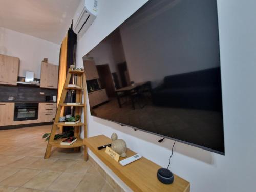 een woonkamer met een grote flatscreen-tv aan de muur bij BluCelesteHOME. in San Salvo