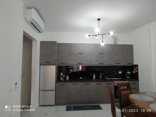 Kuchyň nebo kuchyňský kout v ubytování Saranda Xhulial 2 Apartament