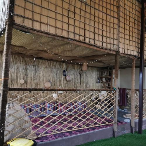 a cage with a net on the side of a building at chalet IN in Muţī