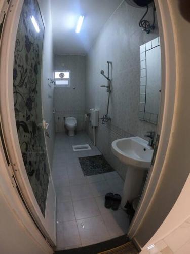 a bathroom with a sink and a toilet at chalet IN in Muţī