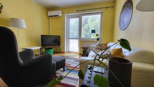 Televisyen dan/atau pusat hiburan di Coolcation in Hämeenlinna - Peaceful and beautiful apartment