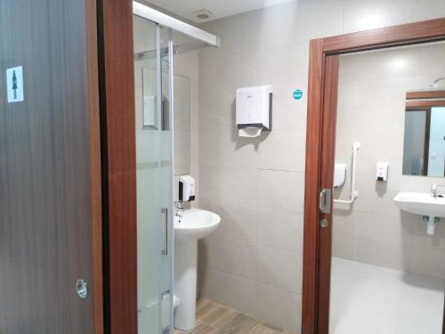 a bathroom with a sink and a toilet at Albergue El Templarin in Ponferrada