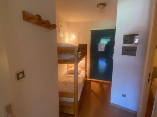 モンジェネヴルにあるAppartement Montgenèvre, 2 pièces, 6 personnes - FR-1-445-99の二段ベッドとベッドルームが備わる小さな客室です。