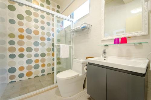 Un baño con inodoro, lavabo y ducha. en 花蓮自由行民宿 花縣民宿2226號, en Hualien City