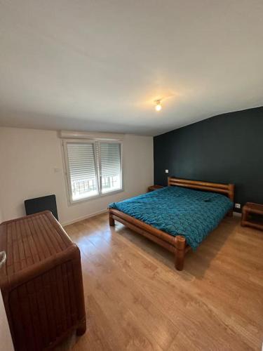 une chambre avec un lit et un canapé dans l'établissement Maison au calme, à Sauveterre-de-Guyenne