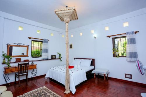 1 dormitorio con cama, mesa y escritorio en Hilltop Retreat Matale, en Matale