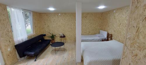 ein Zimmer mit einem Sofa und ein Schlafzimmer mit einem Bett in der Unterkunft Guest House Mart Villa in Martvili