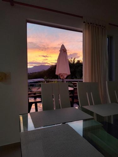 - une salle à manger avec une table, des chaises et un parasol dans l'établissement Ibiza Reservado 201, à Melgar