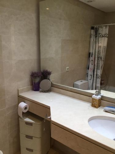 Ένα μπάνιο στο Alcazaba Blue Lagoon 3 bedroom, Ground floor Apartment