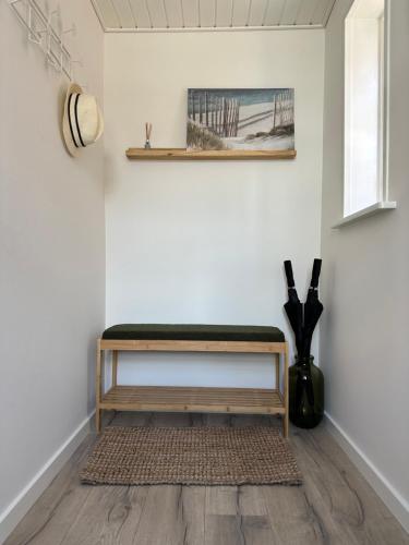 a room with a bench on the wall at Charmerende stue lejlighed i centrum in Ringkøbing