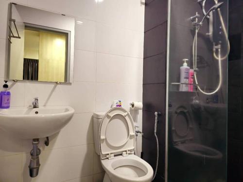 ein Bad mit einem WC, einem Waschbecken und einer Dusche in der Unterkunft 1 Dream Home @ Utropolis Studio 4星级简单舒适享受漂亮夜景和泳池 in Shah Alam