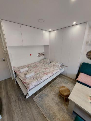 Un pat sau paturi într-o cameră la Apartman Essi