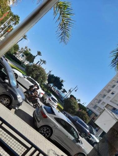 un montón de autos estacionados en un estacionamiento en Apparemment tanger enface hôtel el oumnia puerto en Tánger