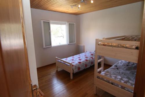 une chambre avec deux lits superposés et une fenêtre dans l'établissement Grande villa neuve avec piscine près mer et Sète, à Balaruc-les-Bains