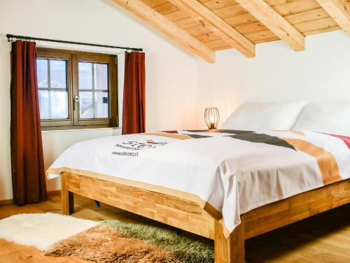 Tempat tidur dalam kamar di stettli resort