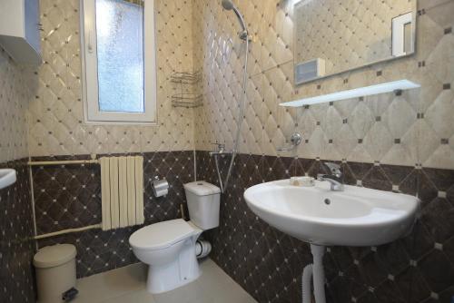ラブダにあるAtlantic Complex Ravdaのバスルーム(洗面台、トイレ、鏡付)