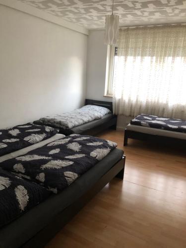 1 Schlafzimmer mit 2 Betten und einem Fenster in der Unterkunft FeWo Nürnberg City in Nürnberg