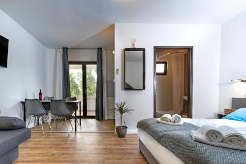 Postel nebo postele na pokoji v ubytování Apartments Dida Šime