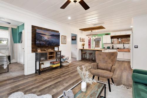 ein Wohnzimmer und eine Küche mit Deckenventilator in der Unterkunft 2314-La Suegra's Cabaña, chalet in Big Bear City