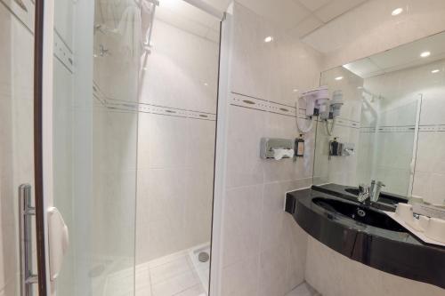 Bilik mandi di Hotel Saint Christophe