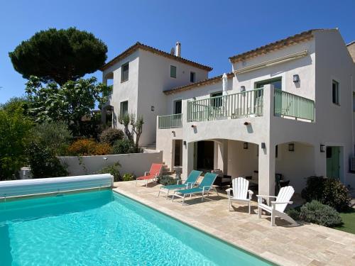 une villa avec piscine devant une maison dans l'établissement Villa Patrimoine, aux Issambres