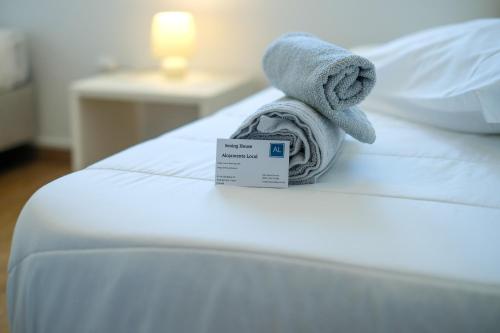 a towel sitting on top of a bed at SEAING HOUSE in Falca