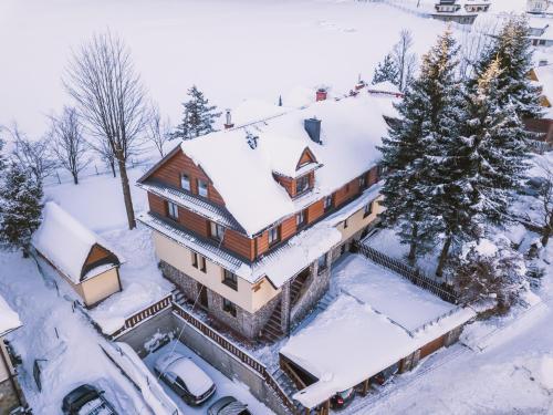 an aerial view of a house covered in snow at Apartament u Zosi 2 in Zakopane