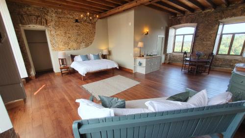 een woonkamer met een bank en een bed bij Quinta do Passal in Arega