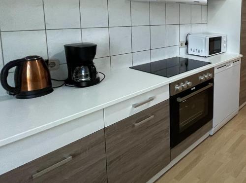 eine Küche mit einer Mikrowelle und einer Kaffeemaschine in der Unterkunft Gelsenkirchen, 2-Zimmer Wohnung , 6 Person in Gelsenkirchen
