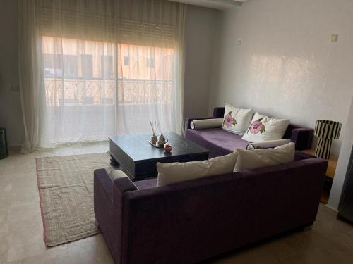 ein Wohnzimmer mit 2 Sofas und einem Couchtisch in der Unterkunft Appartement gueliz Majorelle in Marrakesch