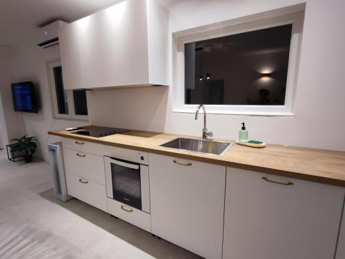 Dapur atau dapur kecil di Astramaris Apartments