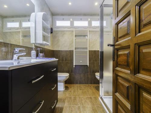 阿羅堡的住宿－Piso ideal para dos con balcón Platja d'Aro，一间带水槽和卫生间的浴室