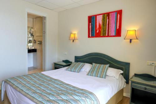 Katil atau katil-katil dalam bilik di Hotel Saint Christophe