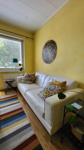 Ruang duduk di Coolcation in Hämeenlinna - Peaceful and beautiful apartment