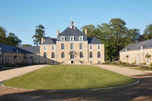 a large house with a large lawn in front of it at DOMAINE LE MEZO in Ploeren