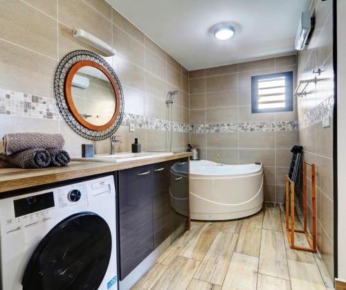 W łazience znajduje się pralka i umywalka. w obiekcie L'INSTANT D'EVASION 2 Plaine des Cafres w mieście La Plaine des Cafres