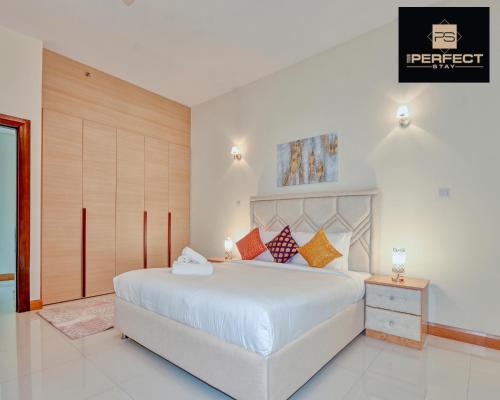 Regency Luxury Panoramic Views By Your perfect Stay Short lets Dubai With Large Balcony and Swimming Pool