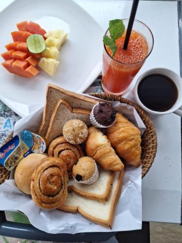 Un plato de comida con pan y pasteles y una bebida. en Bingin Inn, en Uluwatu