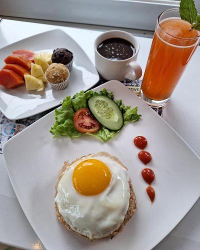 un plato de comida con un huevo y verduras. en Bingin Inn, en Uluwatu